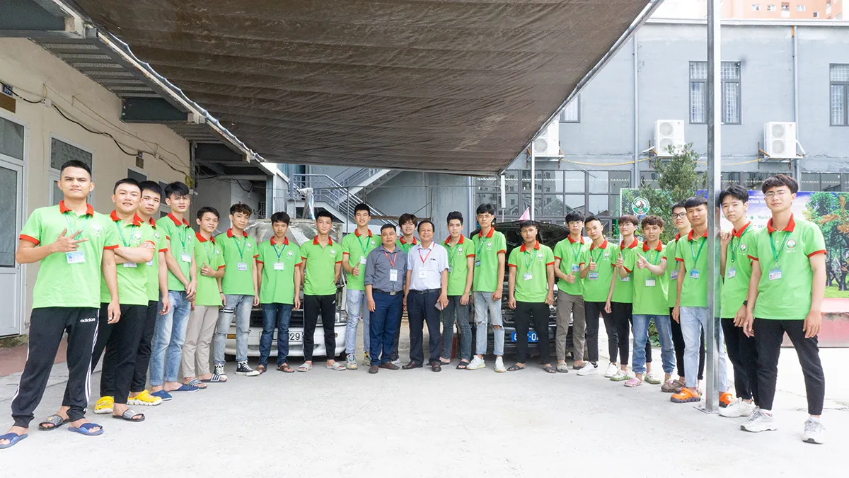 Sinh viên thực hành kỹ thuật ô tô tại xưởng thực hành hiện đại