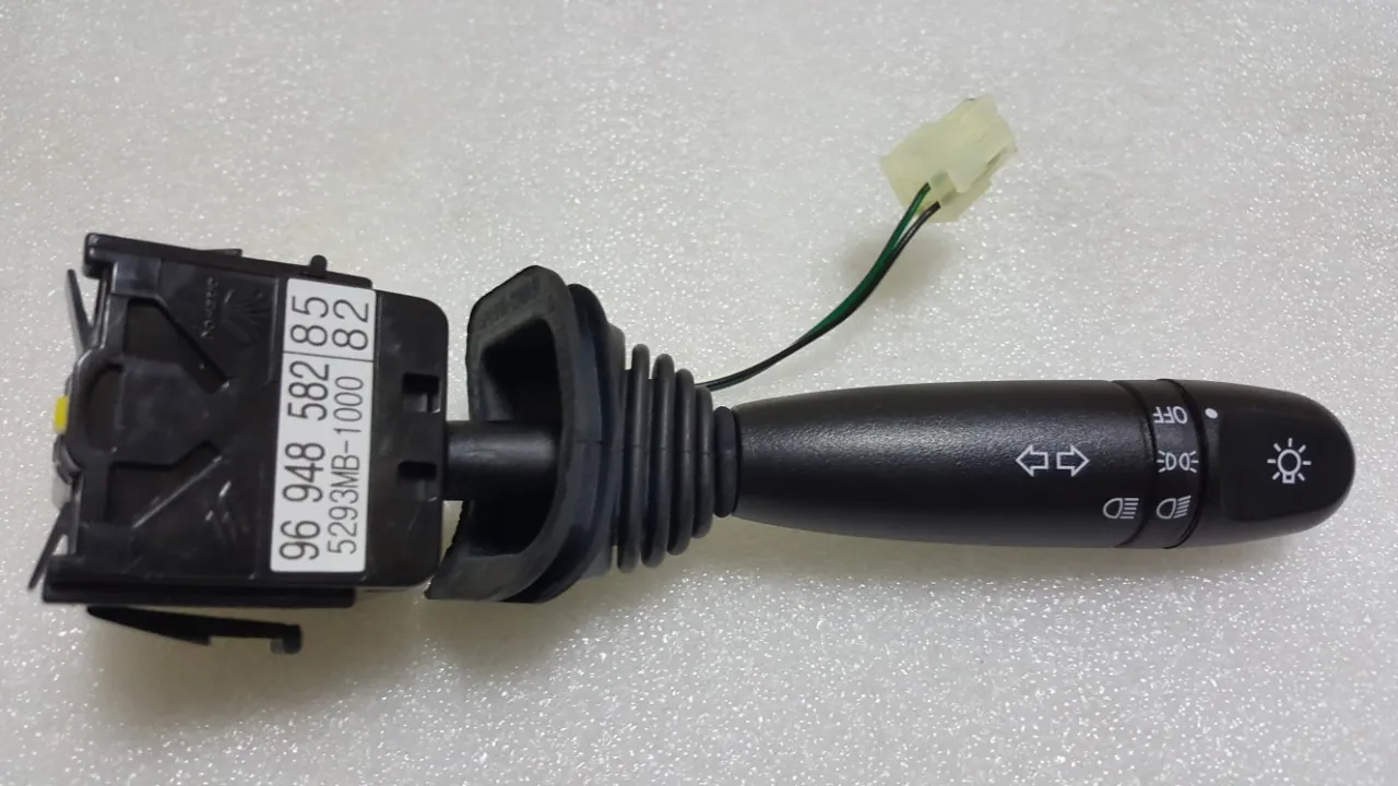 Đèn xi nhan phải được bật trước khi chuyển làn hoặc rẽ