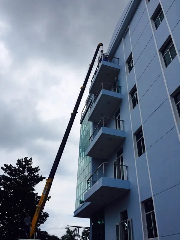 Cẩu hàng ngoài trời bằng xe cẩu thùng chuyên dụng