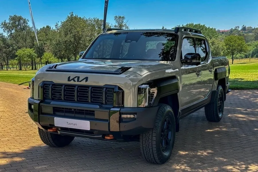 Kia Tasman thể hiện thiết kế ngoại thất cơ bắp với thân xe vuông vức và lưới tản nhiệt mũi hổ đặc trưng