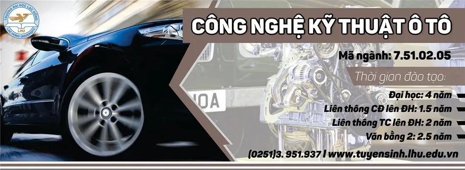 Kỹ sư công nghệ ô tô đang làm việc với động cơ xe
