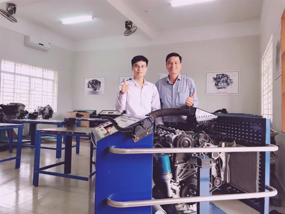 Thầy giáo và sinh viên ngành công nghệ ô tô trao đổi về dự án xe