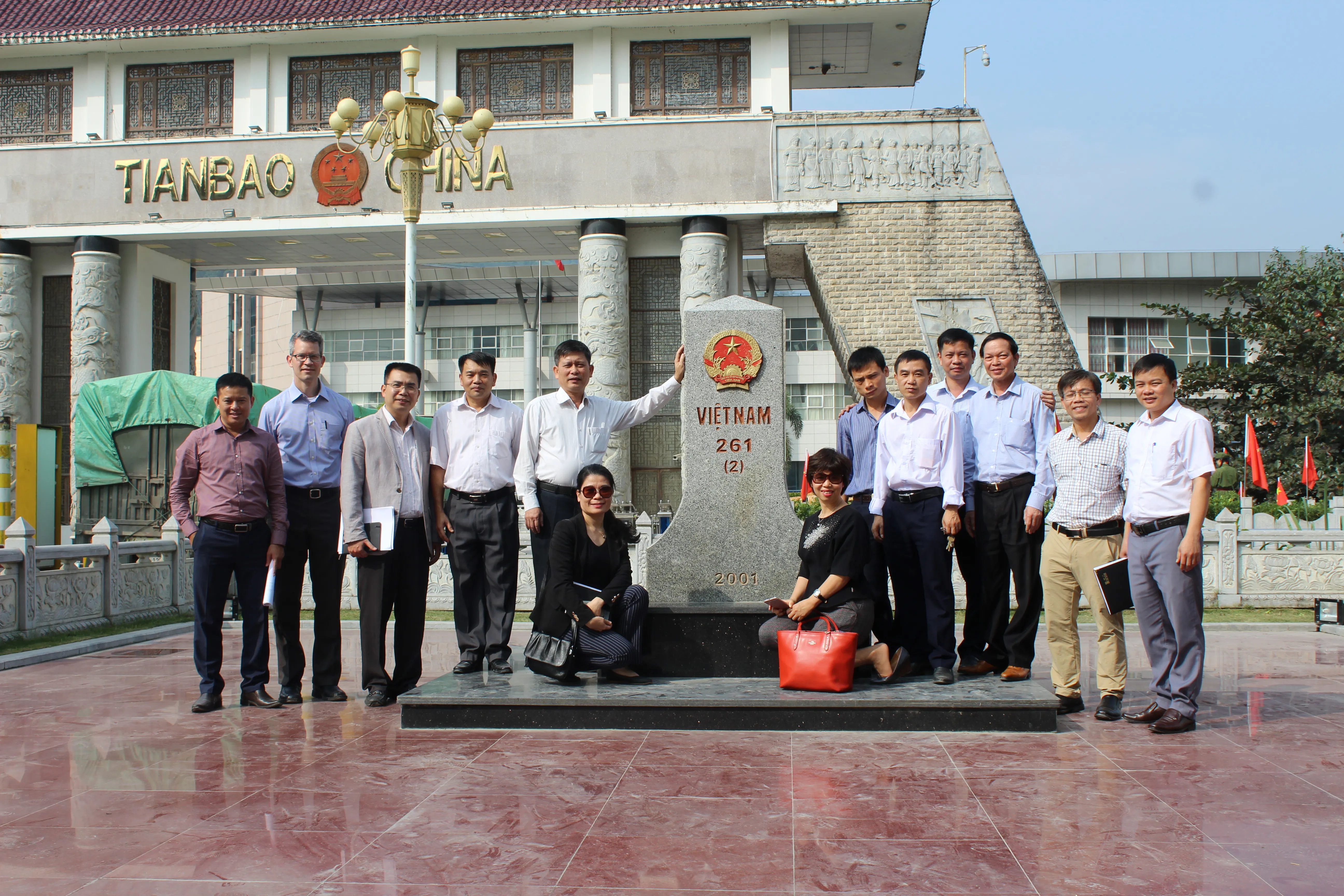 Thành viên câu lạc bộ xe bán tải chuẩn bị thiết bị cứu hộ trước chuyến đi