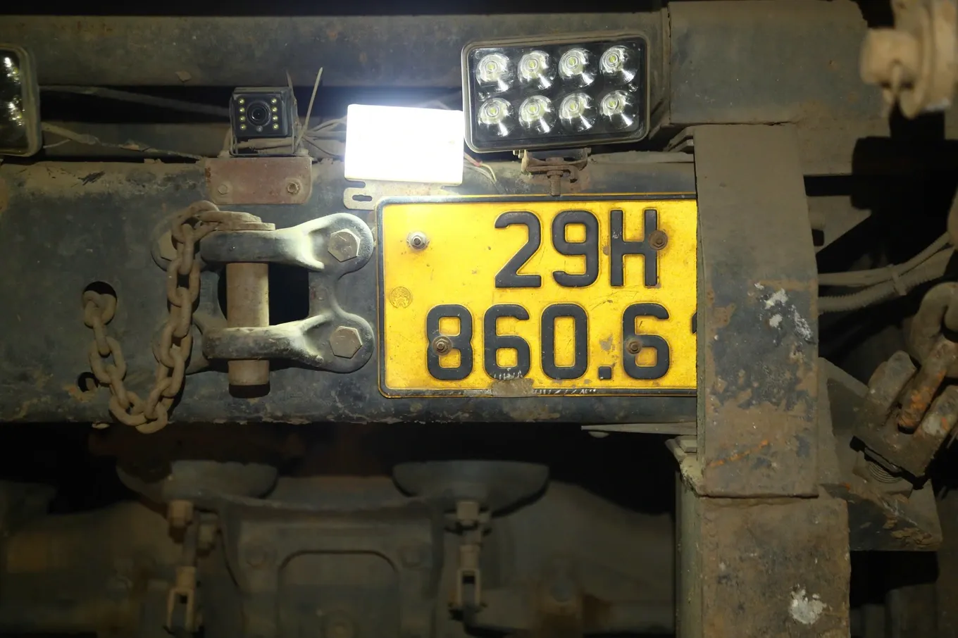 CSGT Hà Nội xuyên đêm xử lý xe tải che biển số - 2