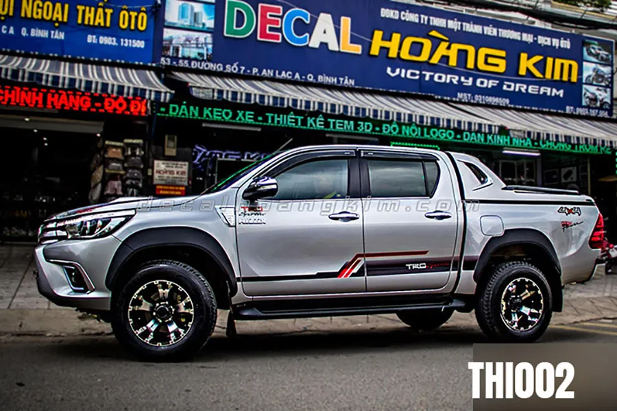 Tem dán xe bán tải Hilux thiết kế mạnh mẽ với các đường nét dứt khoát