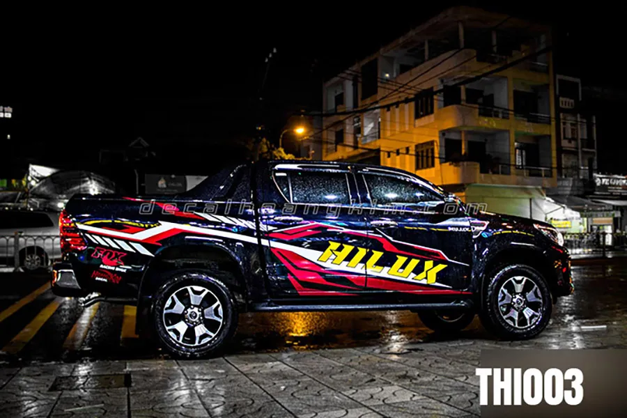 Tem dán sườn xe bán tải Toyota Hilux phong cách địa hình mạnh mẽ