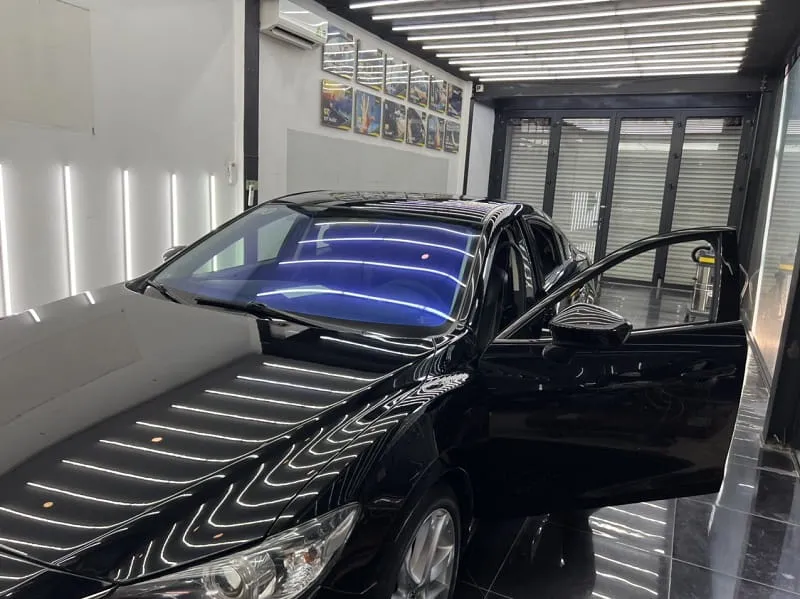 Khu vực thi công dán phim cách nhiệt ô tô tại Tiến Phát Auto