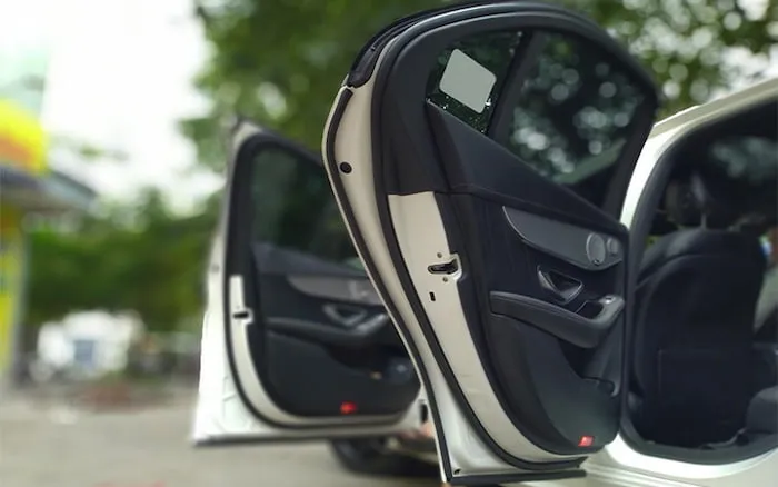 Cửa xe ô tô đóng không êm bị kẹt, chi tiết bộ phận chốt khóa cửa xe bị mòn