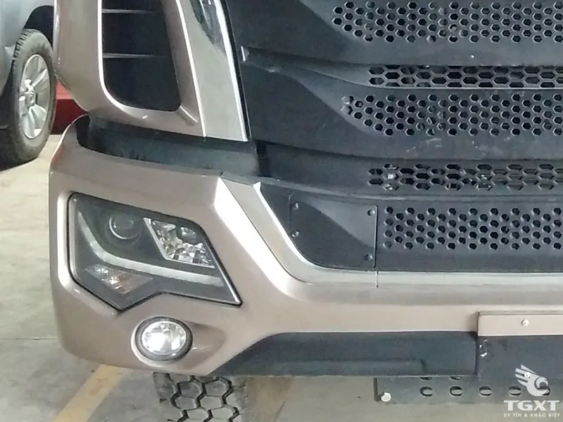 Cụm đèn pha Halogen độ sáng cao của xe ben Jac 3 chân giúp cải thiện tầm nhìn ban đêm