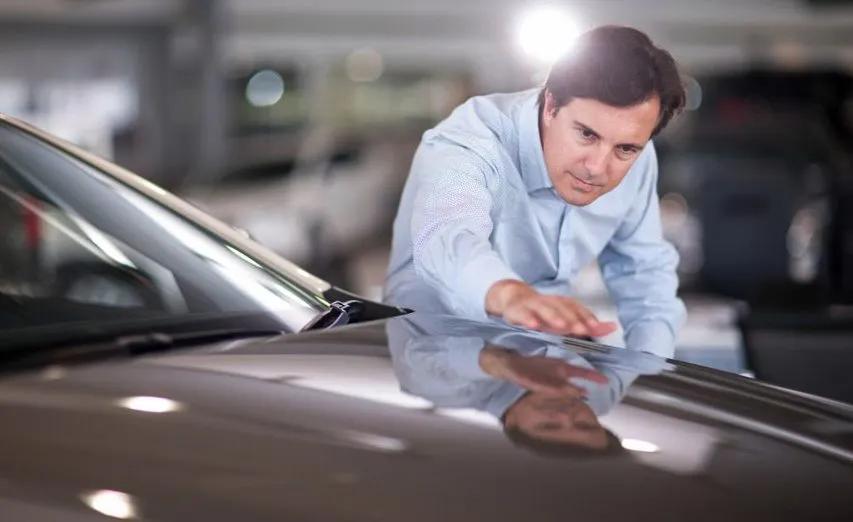 Chú ý quan sát các khe hở trên nắp capo