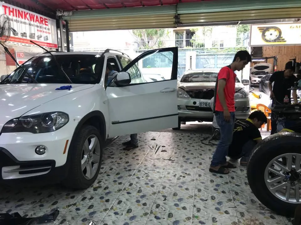 Quang cảnh tổng thể một khu vực dịch vụ ô tô chuyên nghiệp, sạch sẽ, có khu vực làm phim cách nhiệt