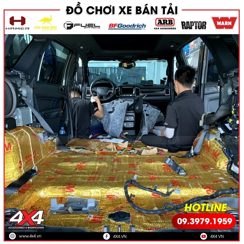 Dán cách âm sàn cho xe ô tô bán tải sau khi đã tháo bỏ thảm và ghế