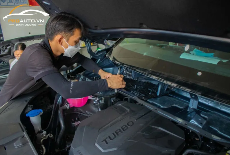 Dán cách âm khoang máy ô tô vào vị trí vách ngăn cabin giúp giảm thiểu tiếng ồn động cơ