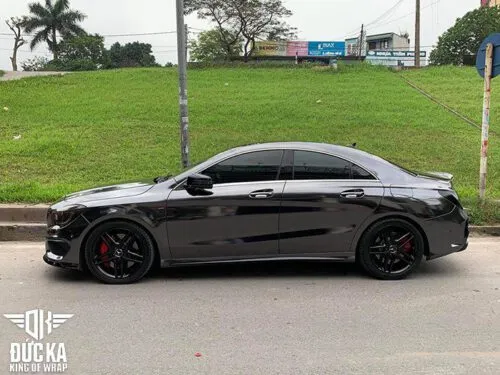 Dán decal đổi màu ô tô bằng chất liệu Chrome đen ấn tượng