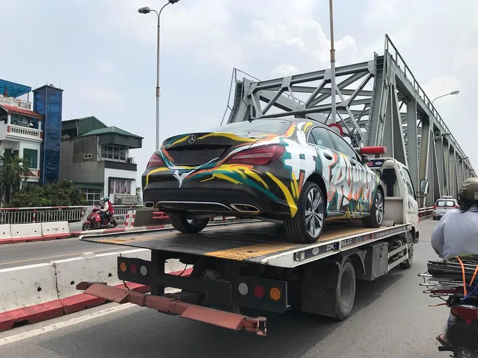 Quy định dán decal xe ô tô sai cách sẽ bị phòng CSGT xử lý và phạt hành chính