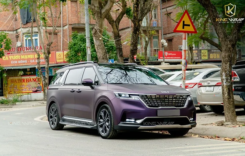 Hình ảnh xe Canival được dán decal đổi màu đen ánh tím độc đáo