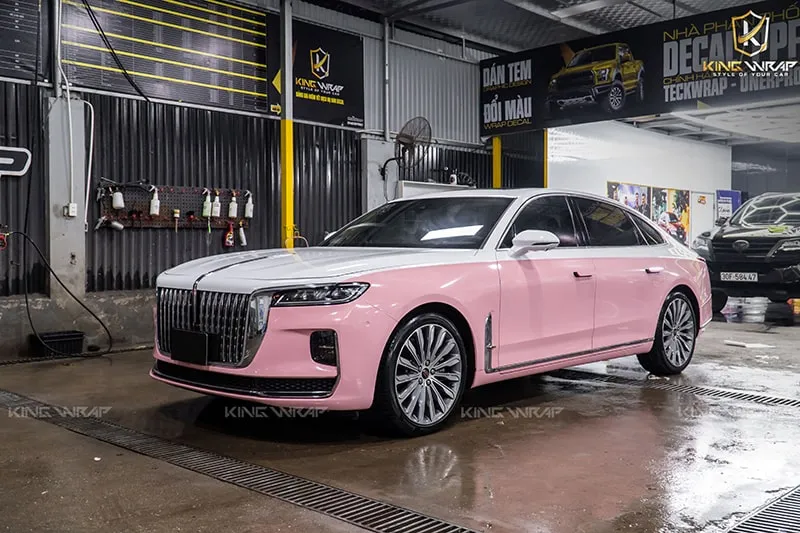 Chiếc xe Hongqi dán đổi màu hồng trắng Maybach sang trọng tại Hà Nội