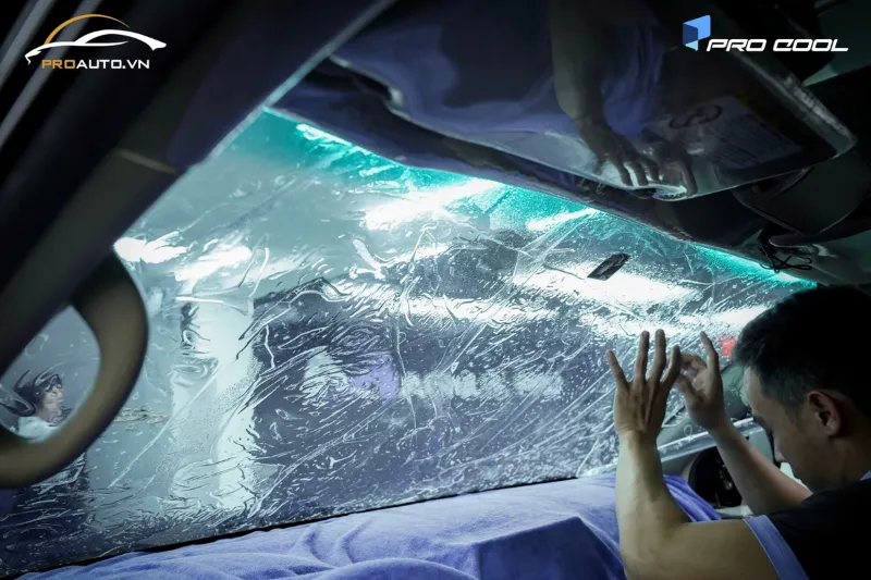 Dán film cách nhiệt ô tô chính hãng cho kính lái