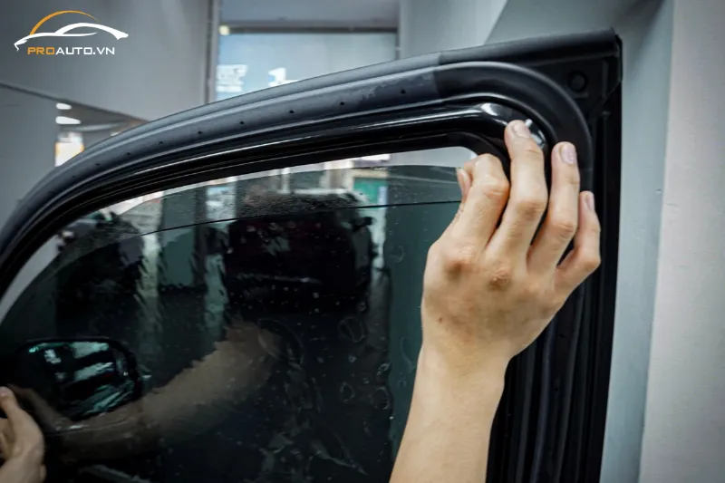 Dán film cách nhiệt ô tô chính hãng cho kính sườn