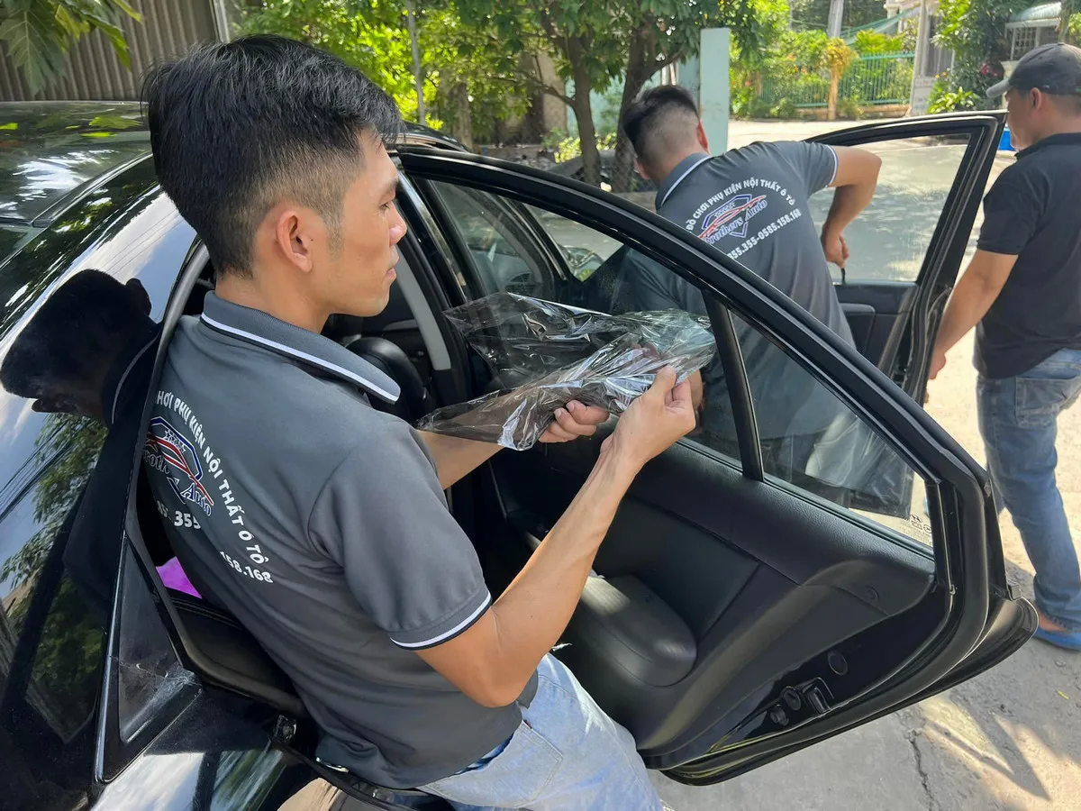 Hoàn thiện dán film cách nhiệt cho xe ô tô