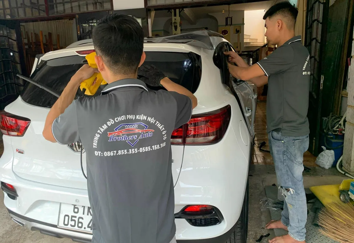 Dán film tối màu cho cửa sổ bên giúp tăng tính riêng tư