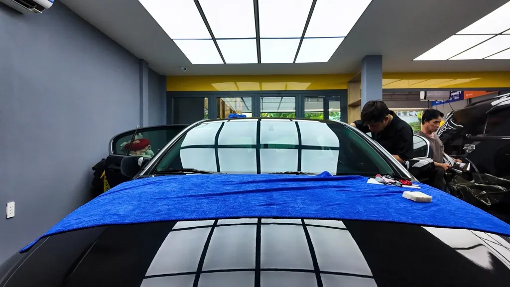 Dán phim cách nhiệt 3M Ceramic 35 cho kính sườn xe ô tô, một lựa chọn cân bằng giữa riêng tư và độ sáng