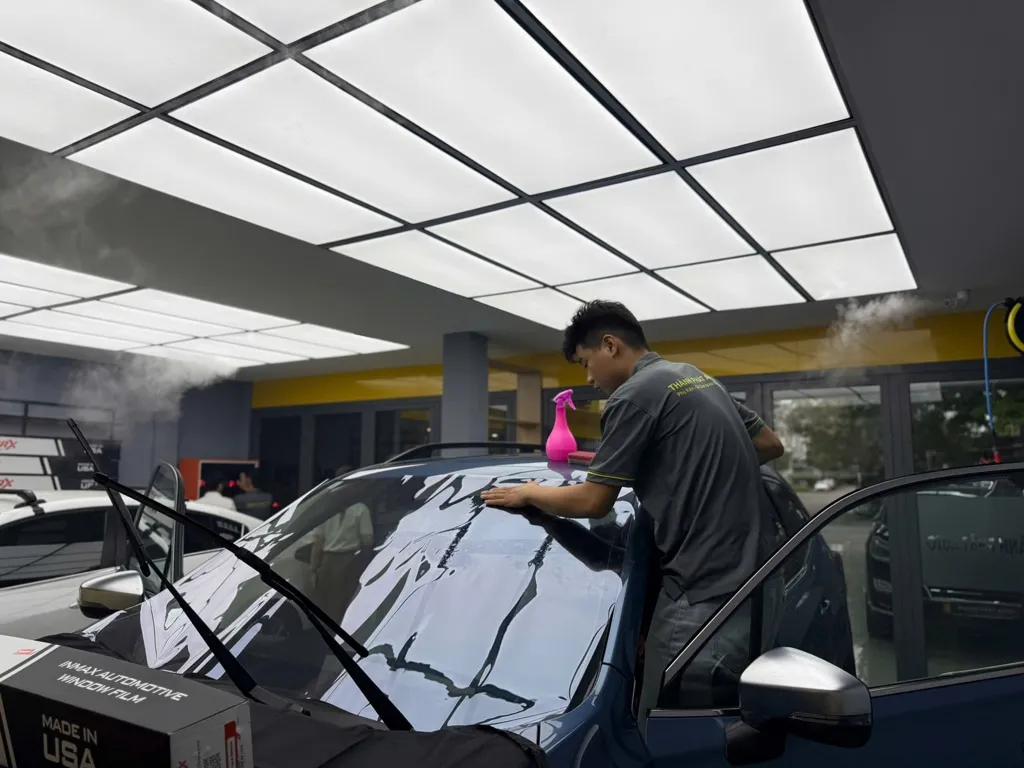 Hình ảnh tổng thể chiếc xe ô tô sau khi dán phim cách nhiệt 3M hoàn chỉnh, mang lại vẻ ngoài sang trọng và riêng tư