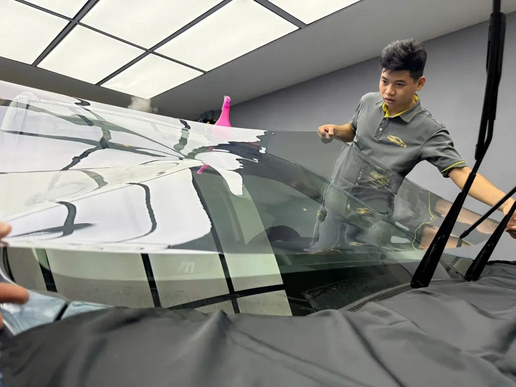 Phim cách nhiệt 3M IR15 trên cửa kính sườn xe ô tô, đảm bảo tầm nhìn rõ