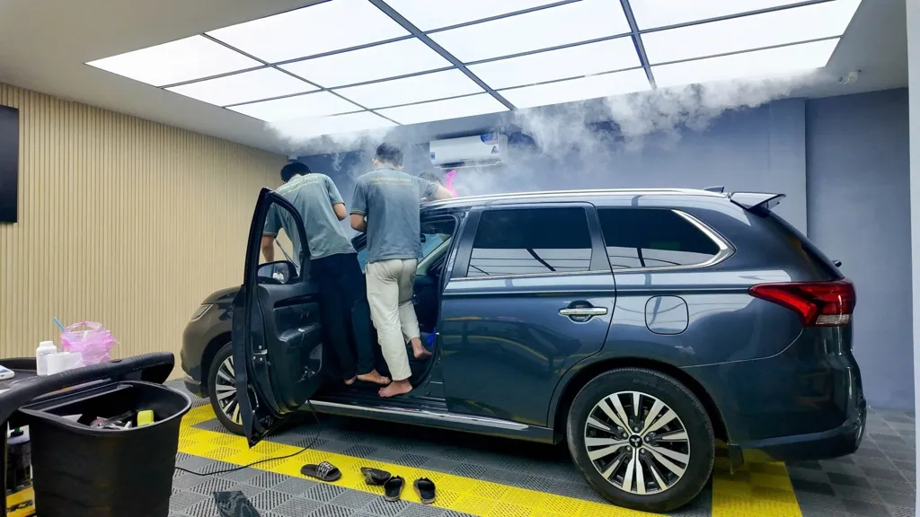 Kỹ thuật viên Thành Phát Auto đang tiến hành dán phim cách nhiệt 3M cho kính xe ô tô, thể hiện tay nghề chuyên nghiệp