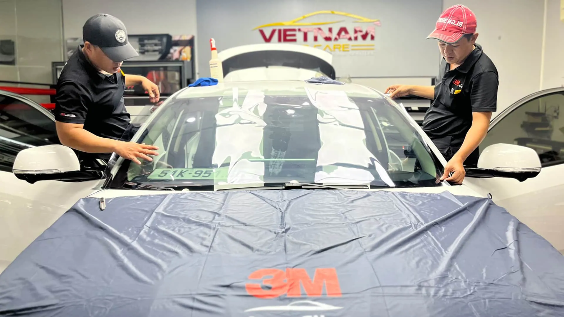 Dán phim cách nhiệt ô tô 3M Crystalline tốt nhất hiện nay, mang lại khả năng chống nóng vượt trội