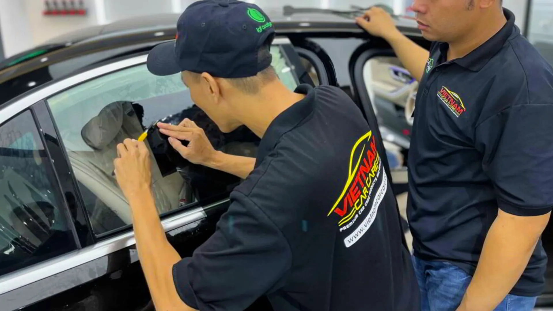 Dán phim cách nhiệt 3M cho ô tô là một quy trình cần sự chính xác cao, đặc biệt trong việc chọn phim cho từng vị trí kính