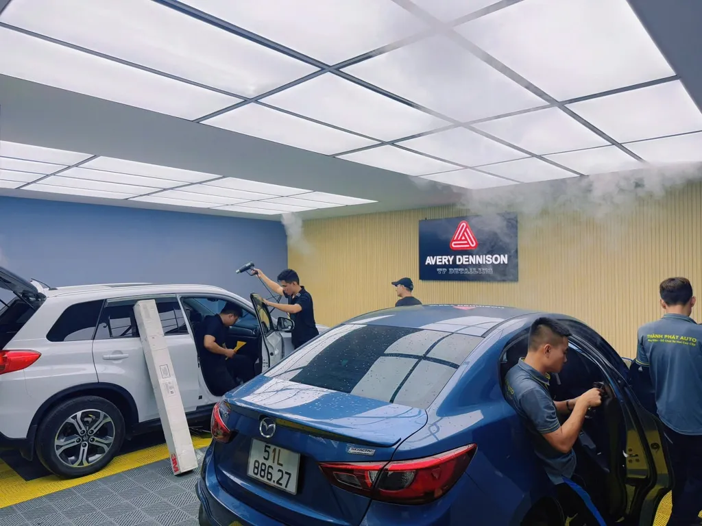 Phòng dán phim cách nhiệt chuẩn quốc tế, đảm bảo môi trường không bụi bẩn, tăng tính chuyên nghiệp khi dán kính cách nhiệt xe ô tô