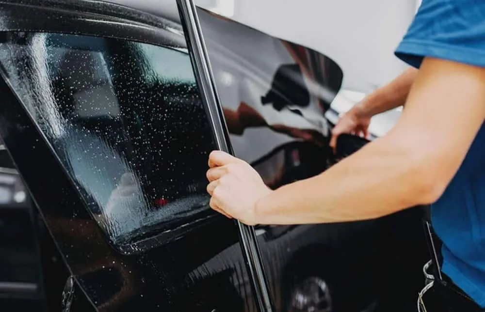 Quy trình dán film cách nhiệt được thực hiện chuyên nghiệp