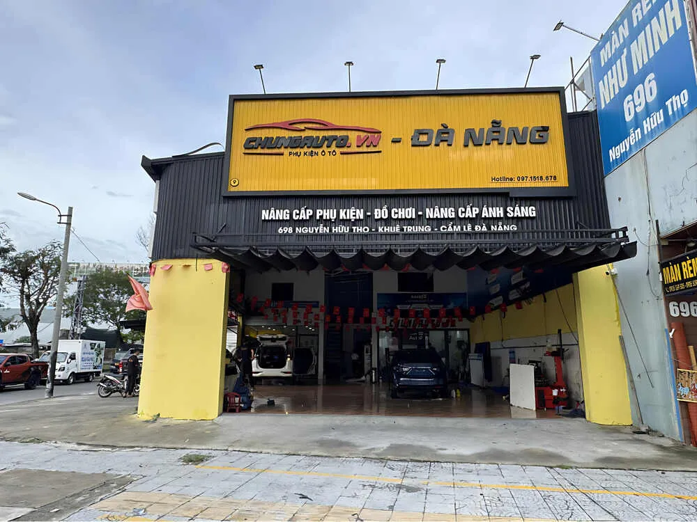 Quá trình chuẩn bị và dán phim cách nhiệt cho cửa kính xe hơi tại trung tâm ChungAuto