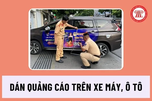 Một chiếc xe ô tô được dán decal quảng cáo tuân thủ quy định pháp luật về tỷ lệ và vị trí
