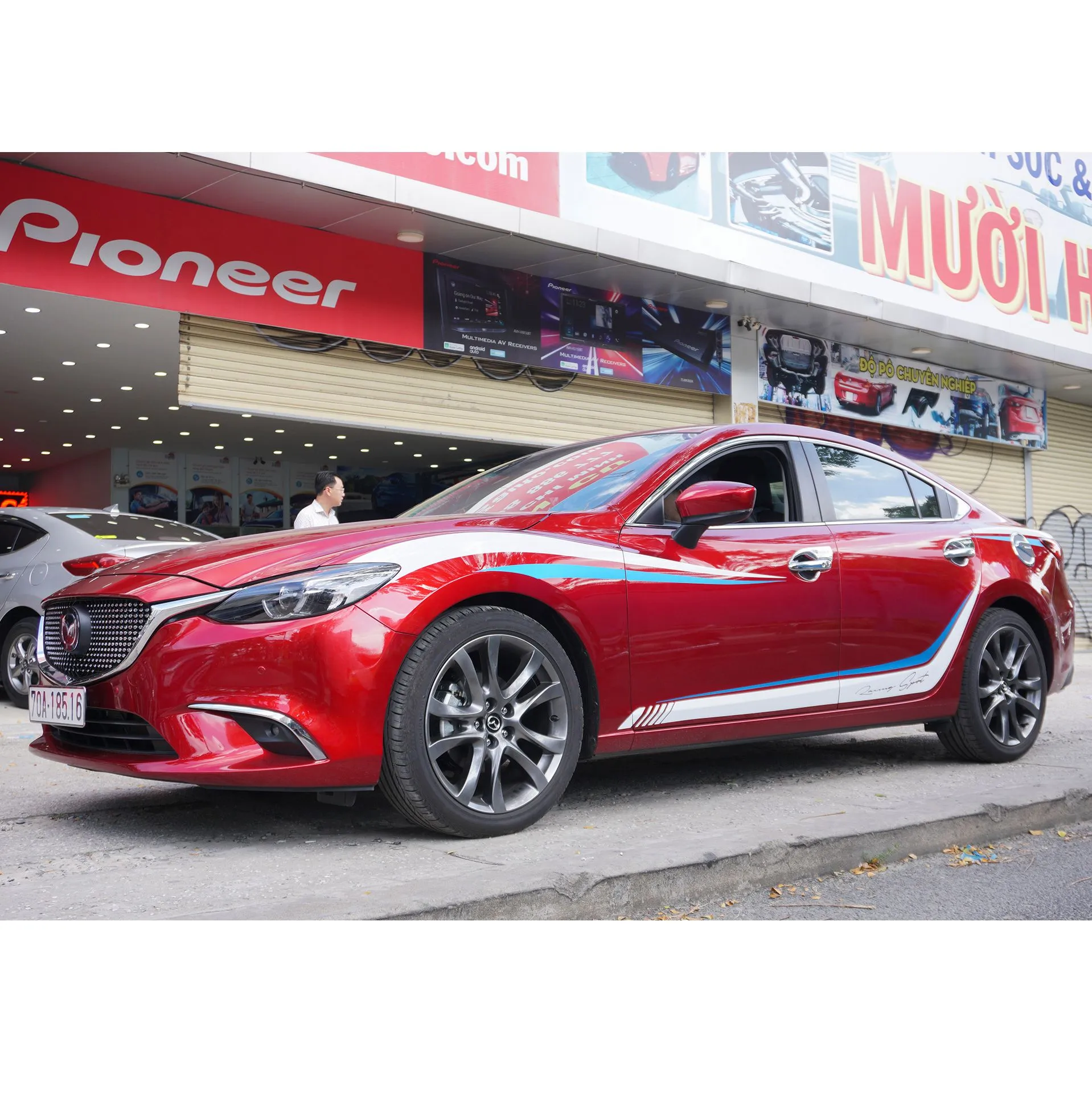 Tem Dán Xe Ô Tô Đẹp: Hướng Dẫn Chi Tiết Từ A Đến Z Về Decal Chuyên Nghiệp