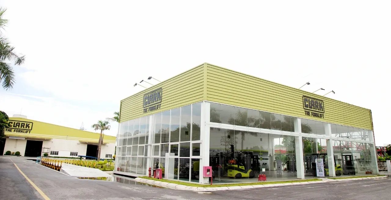 Đội ngũ kỹ thuật viên tay nghề cao đang hoàn thiện bộ phận cột nâng.