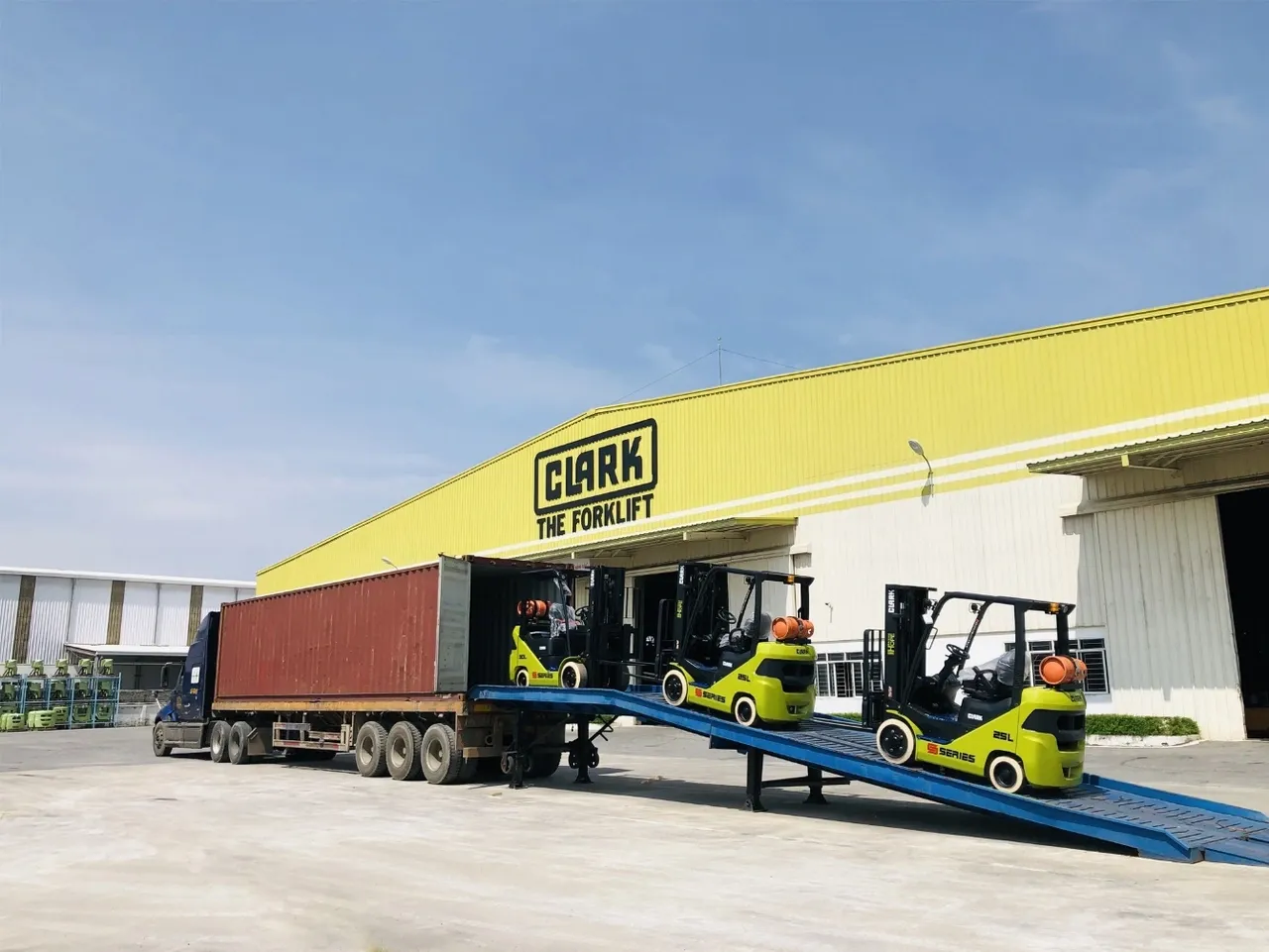 Xe nâng Clark thế hệ mới sẵn sàng bàn giao cho các doanh nghiệp nội địa.