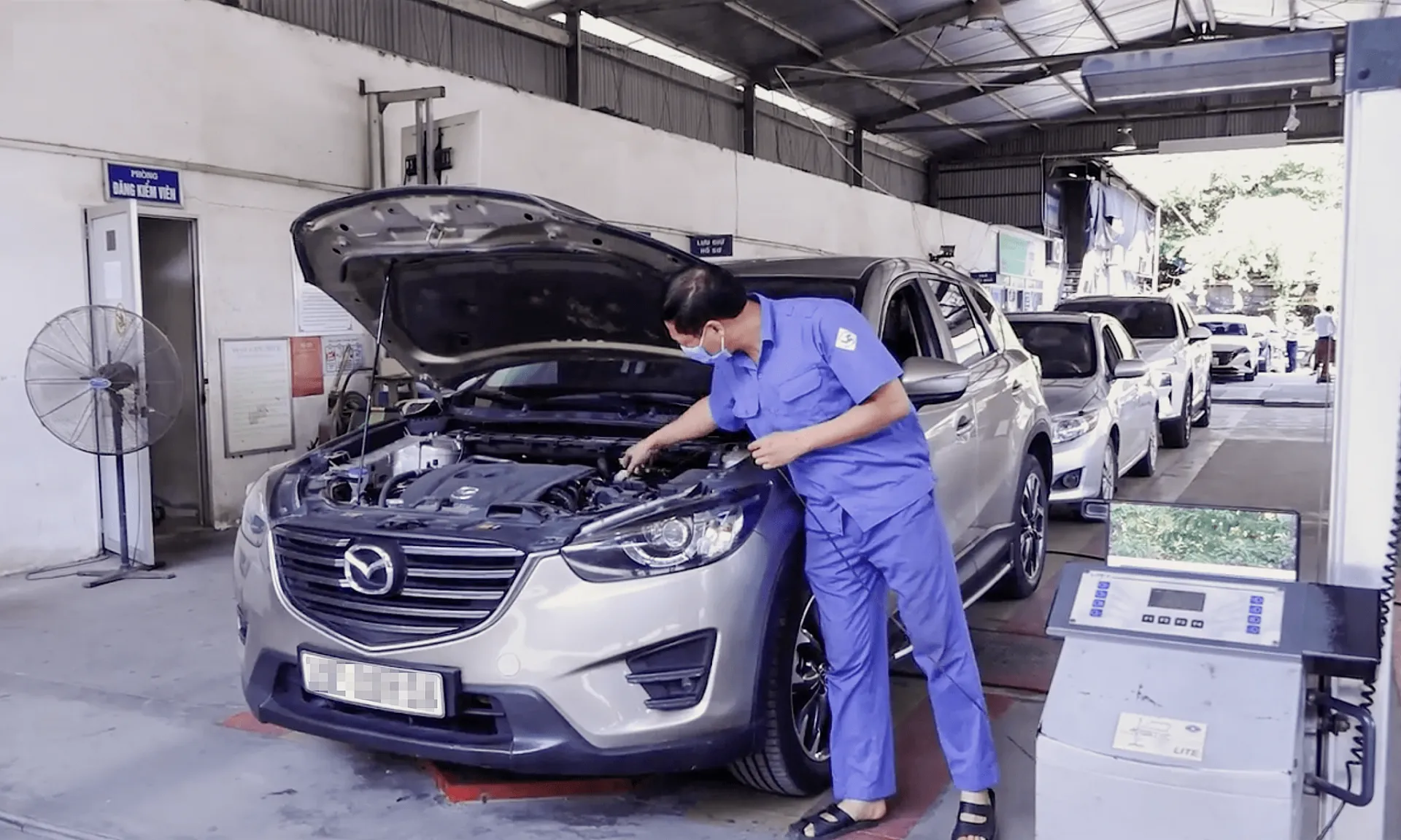 Hầm kiểm tra gầm và hệ thống truyền động tại trung tâm đăng kiểm