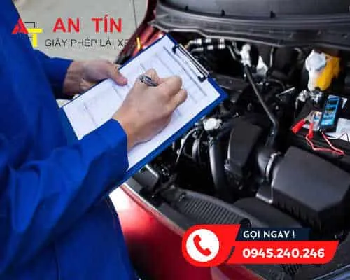 Alt text: Kiểm định viên đang kiểm tra ngoại thất xe ô tô tại trung tâm đăng kiểm