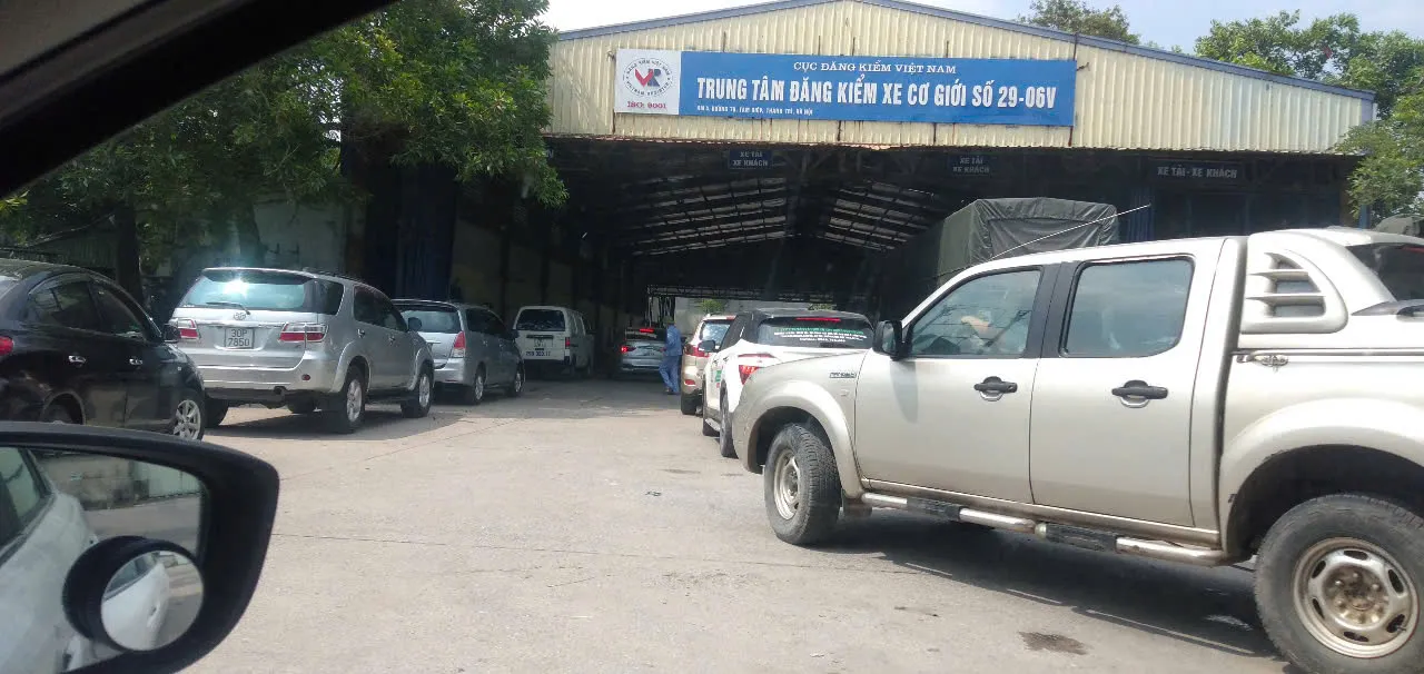 Xếp hàng đợi đến lượt kiểm định xe