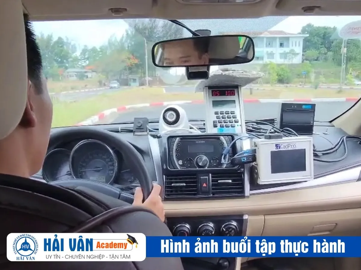 Học viên nộp hồ sơ đăng ký học bằng lái xe ô tô tại Đà Nẵng