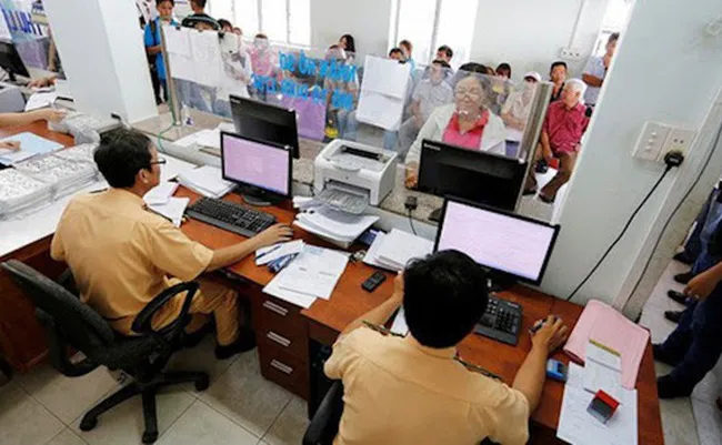 Cán bộ công an kiểm tra hồ sơ và số khung số máy trong quy trình đăng ký xe ô tô tại Thái Bình