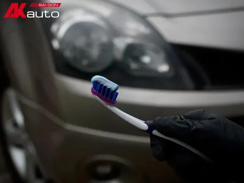 Phương pháp đánh bóng đèn pha ô tô tại nhà bằng kem đánh răng