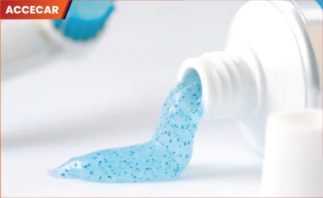 Thao tác sử dụng kem đánh răng để xử lý vết xước nhỏ trên kính xe