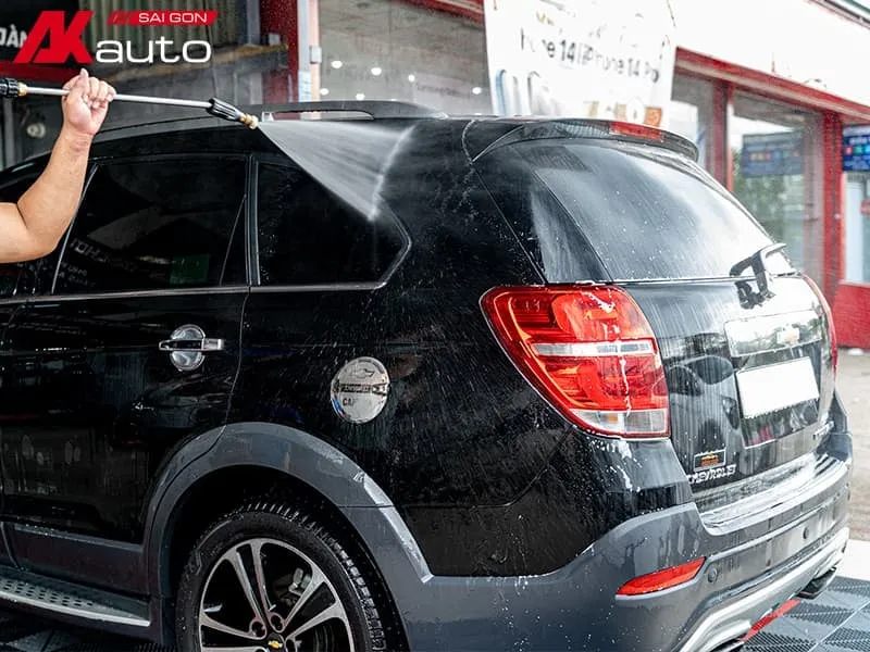 Rửa xe trước khi đánh bóng ô tô tại nhà