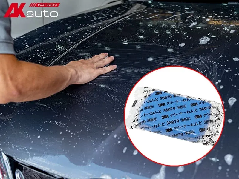 Tẩy bụi sơn nhựa đường trước khi đánh bóng ô tô tại nhà