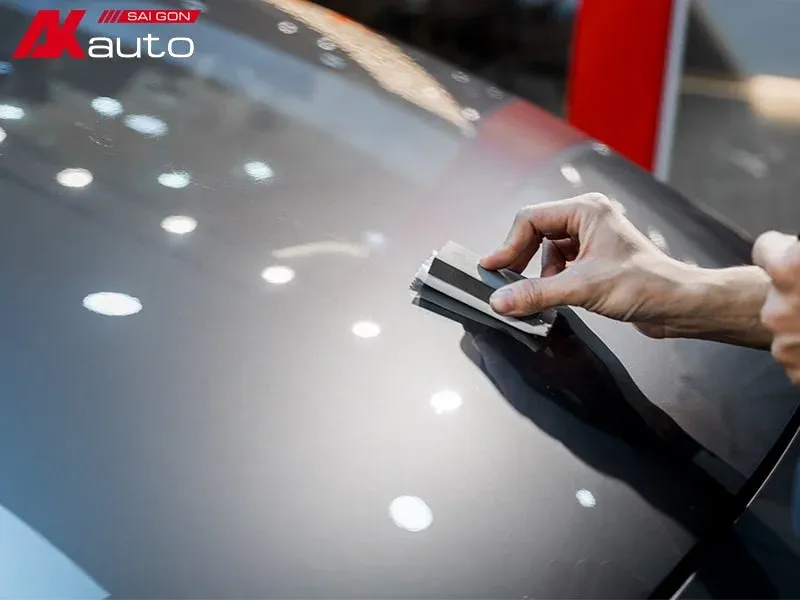 Thoa lớp phủ để giúp bảo vệ bề mặt sơn ô tô