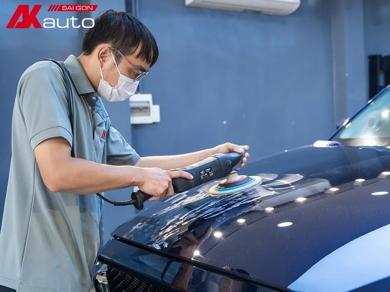 Tiến hành đánh bóng xe
