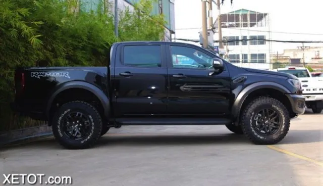 Thân xe Ford Ranger Raptor nổi bật với lốp đa địa hình và hốc bánh lớn
